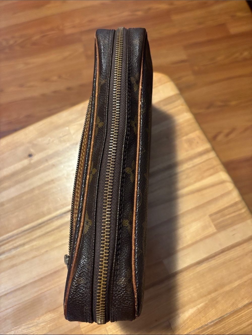 BUY THE CLUTCH/WRISTLET AT ASKING PRICE AND GET THE WALLET INCLUDED FOR FREE. - Picture 11 of 16